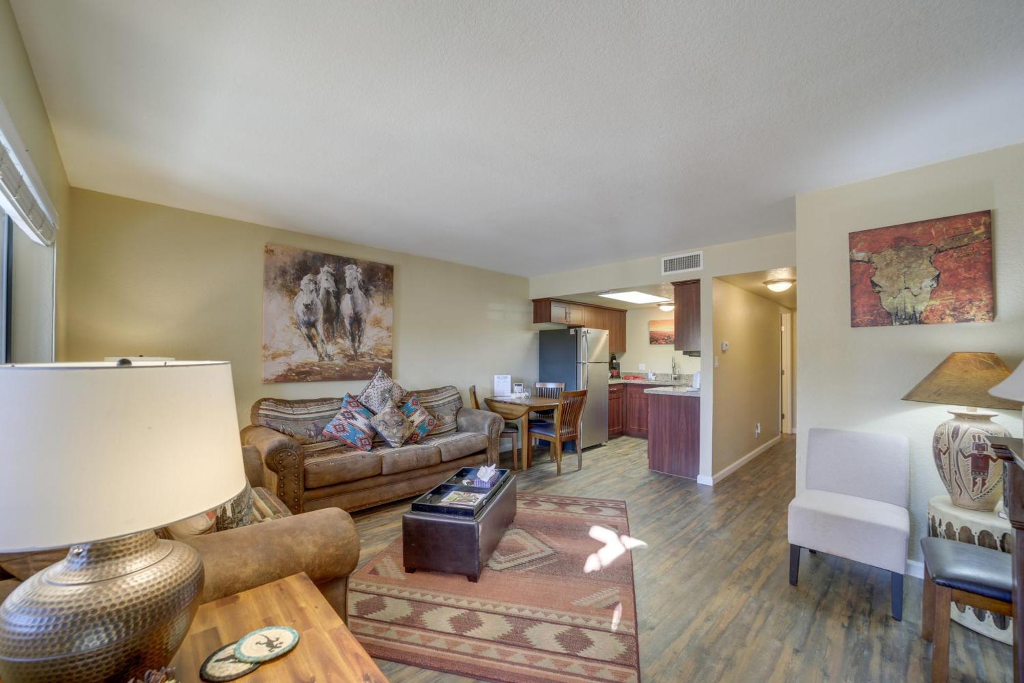 The Painted Pony Pool And Gym Access Apartment